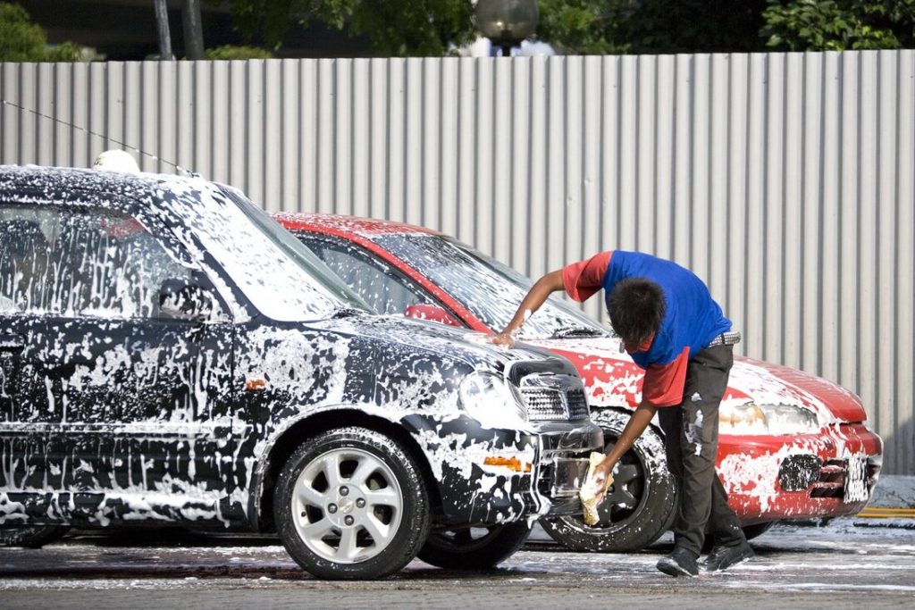 Прикольные картинки про автомойку весной. Автомойщик фото передает кому то. Parents and Kids washing an auto.